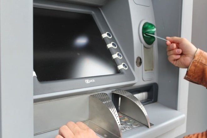 Để tiền trong thẻ ATM c&oacute; sinh l&atilde;i? - Ảnh 1.