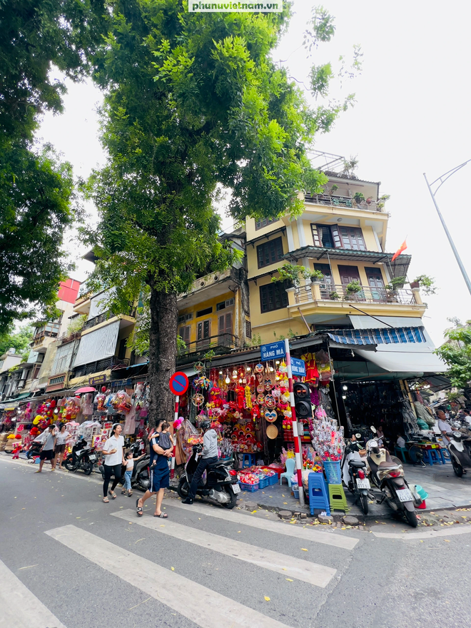 Giới trẻ sống ảo với đồ chơi trung thu rực rỡ sắc màu trên phố Hàng Mã - Ảnh 1.