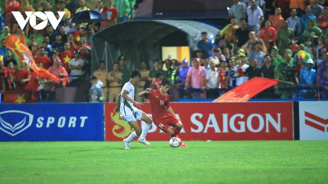 H&agrave;nh động đẹp của cầu thủ U23 Việt Nam sau trận thắng Yemen - Ảnh 6.