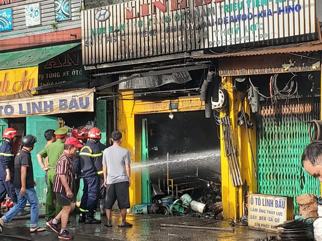 Cháy lớn ở TP Biên Hoà, đứng xa hàng km vẫn thấy khói - Ảnh 3.