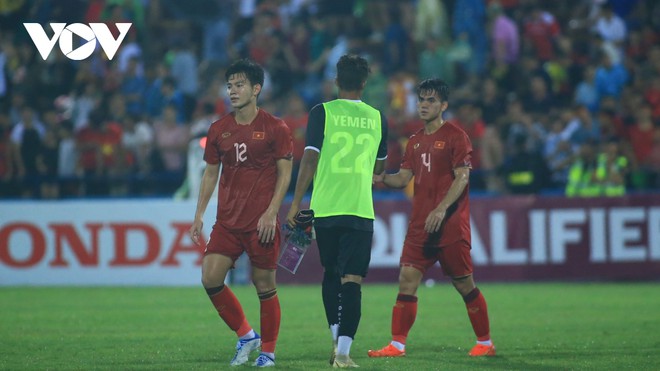 H&agrave;nh động đẹp của cầu thủ U23 Việt Nam sau trận thắng Yemen - Ảnh 5.