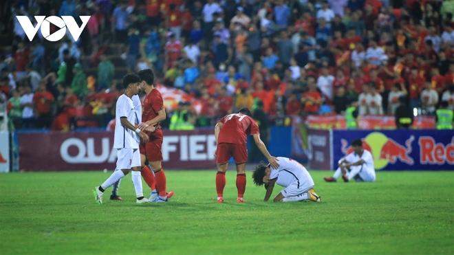 H&agrave;nh động đẹp của cầu thủ U23 Việt Nam sau trận thắng Yemen - Ảnh 4.