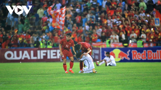 H&agrave;nh động đẹp của cầu thủ U23 Việt Nam sau trận thắng Yemen - Ảnh 3.