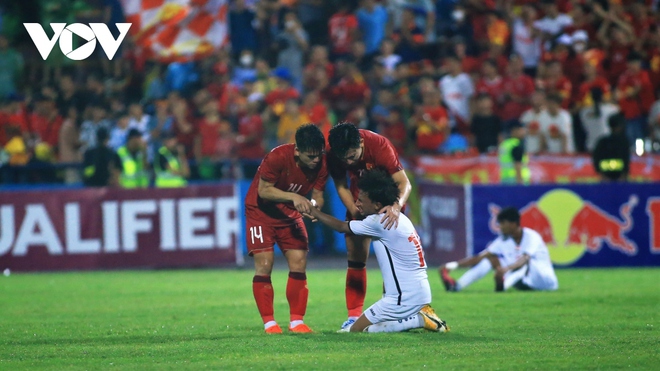 H&agrave;nh động đẹp của cầu thủ U23 Việt Nam sau trận thắng Yemen - Ảnh 2.