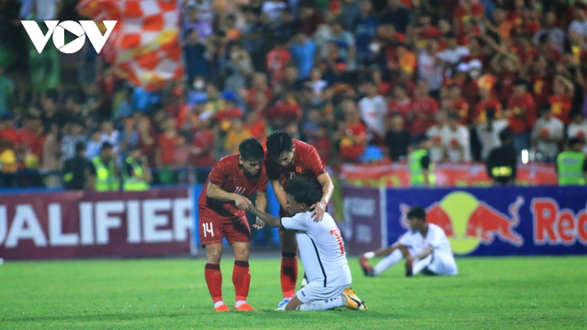 H&agrave;nh động đẹp của cầu thủ U23 Việt Nam sau trận thắng Yemen - Ảnh 1.