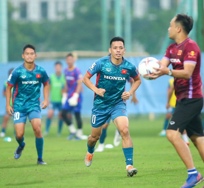 Chờ m&agrave;n tr&igrave;nh diễn của Nguyễn Văn Quyết - Ảnh 1.