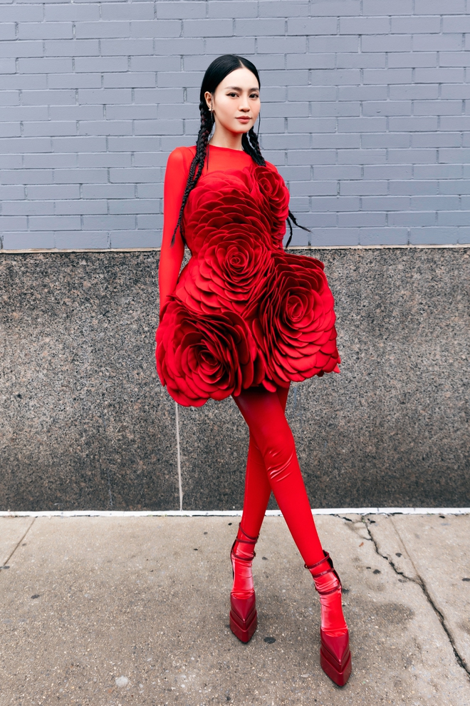 Dàn sao “phủ đỏ” show Đỗ Mạnh Cường tại New York Fashion Week: Lan Ngọc - Hương Giang đọ sắc cùng Miss Universe 2022 - Ảnh 2.
