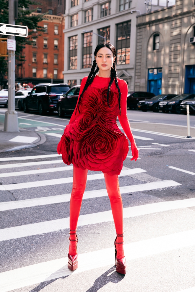 Dàn sao “phủ đỏ” show Đỗ Mạnh Cường tại New York Fashion Week: Lan Ngọc - Hương Giang đọ sắc cùng Miss Universe 2022 - Ảnh 2.