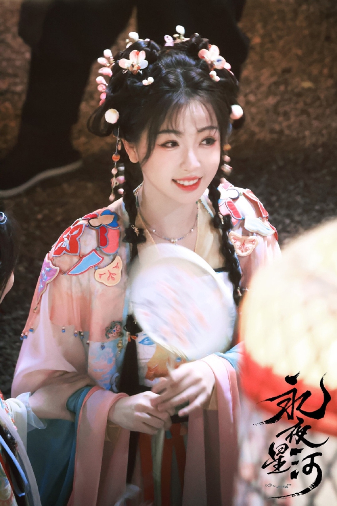 Mỹ nh&acirc;n điệu nhất m&agrave;n ảnh Hoa ngữ xinh xỉu ở phim mới, fan ưng c&aacute;i bụng v&igrave; qu&aacute; giống truyện - Ảnh 4.