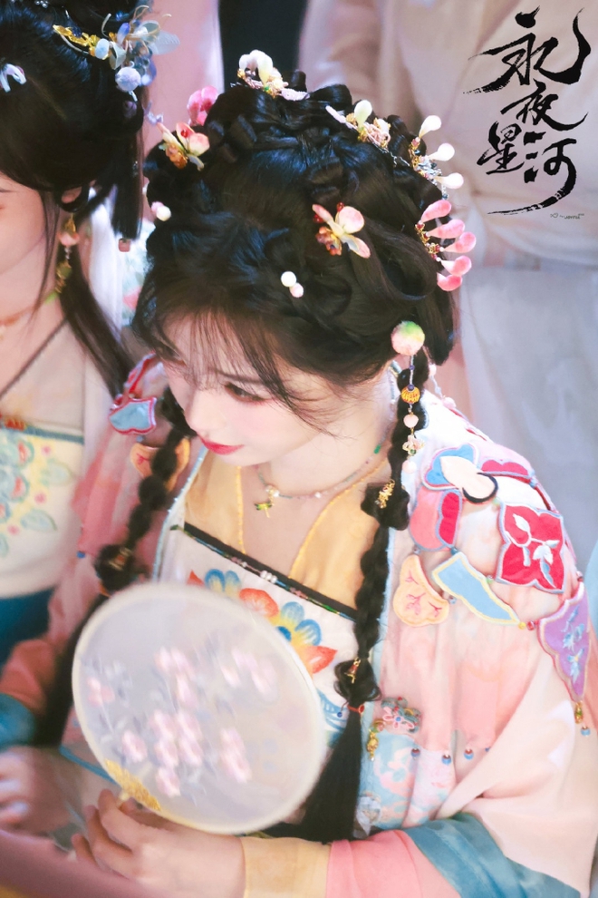 Mỹ nh&acirc;n điệu nhất m&agrave;n ảnh Hoa ngữ xinh xỉu ở phim mới, fan ưng c&aacute;i bụng v&igrave; qu&aacute; giống truyện - Ảnh 3.