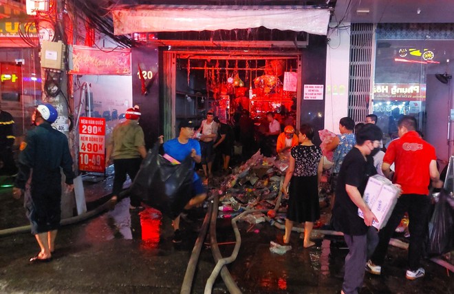 Cửa hàng bán đồ chơi Trung thu bốc cháy ở trung tâm Đà Nẵng - Ảnh 4.