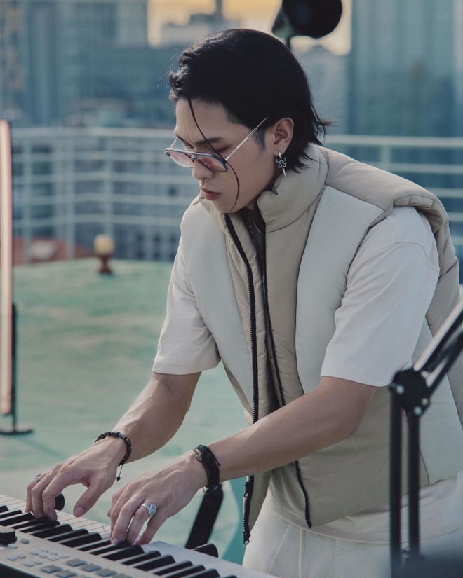 Danh t&iacute;nh anh đ&aacute;nh guitar &ldquo;hớp hồn&rdquo; netizen ở Rap Việt: Bạn th&acirc;n wokeup, đang học ở Mỹ bỏ về l&agrave;m nhạc - Ảnh 12.