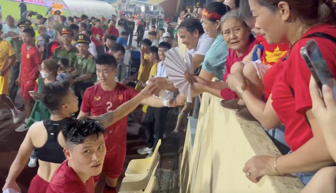 Quang Hải đổi áo với cầu thủ Palestine, Duy Mạnh được mẹ xoa đầu sau trận thắng của Đội tuyển Việt Nam - Ảnh 2.
