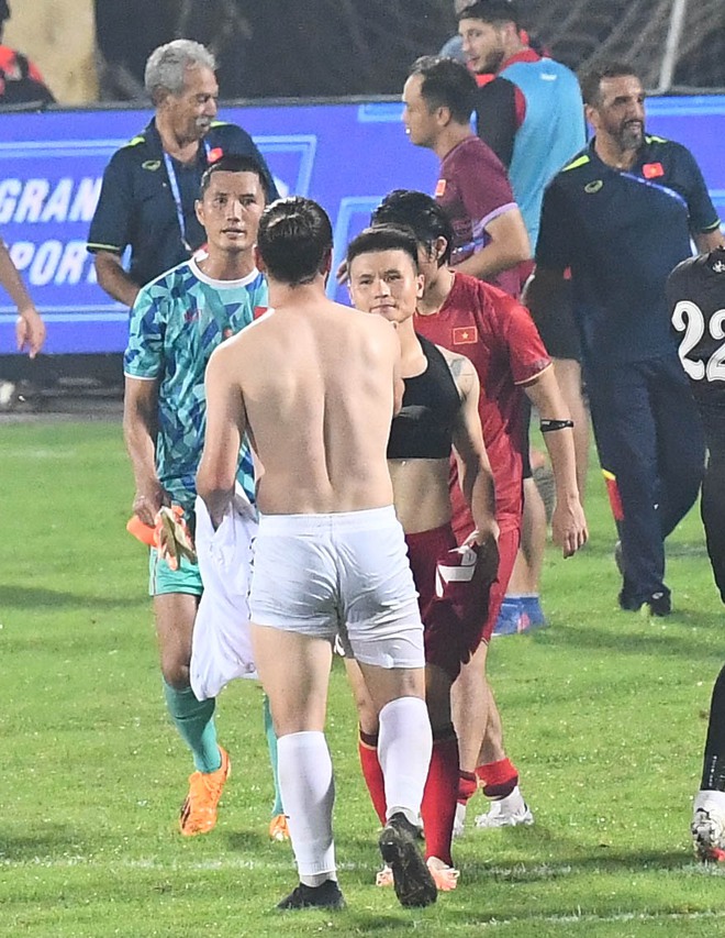 Quang Hải đổi áo với cầu thủ Palestine, Duy Mạnh được mẹ xoa đầu sau trận thắng của Đội tuyển Việt Nam - Ảnh 1.