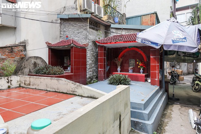Nh&agrave; người sống chen với mộ người chết ngay giữa tấc đất tấc v&agrave;ng H&agrave; Nội - Ảnh 7.