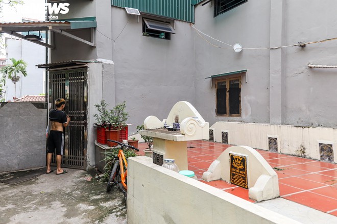 Nh&agrave; người sống chen với mộ người chết ngay giữa tấc đất tấc v&agrave;ng H&agrave; Nội - Ảnh 6.