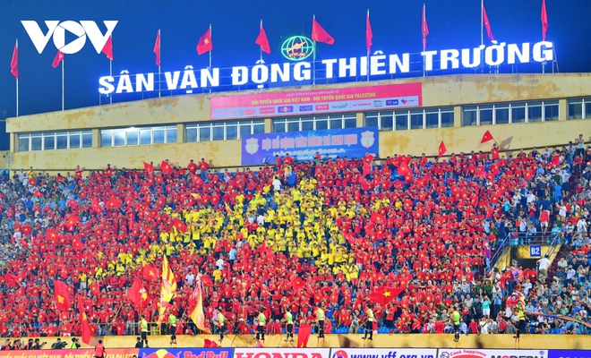 Hình ảnh đáng buồn ở sân Thiên Trường sau trận ĐT Việt Nam 2-0 ĐT Palestine - Ảnh 1.