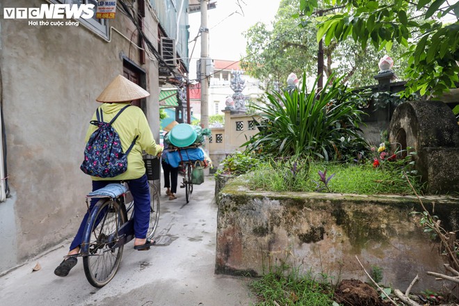 Nh&agrave; người sống chen với mộ người chết ngay giữa tấc đất tấc v&agrave;ng H&agrave; Nội - Ảnh 17.
