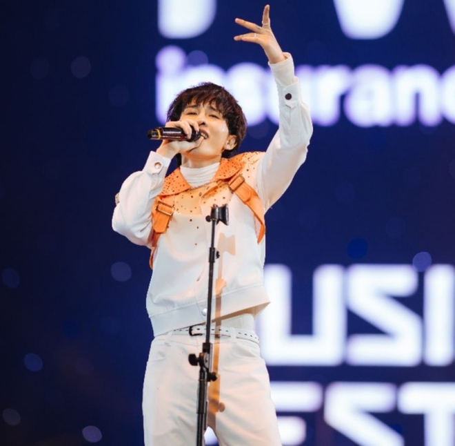 Ca sĩ Việt diễn live gần đây: Tổ hợp liên hoàn “oét nốt”, chênh phô, giọng hát “tàng hình” xin gửi đến khán giả - Ảnh 2.