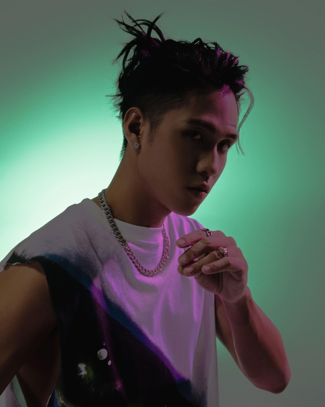 Danh t&iacute;nh anh đ&aacute;nh guitar &ldquo;hớp hồn&rdquo; netizen ở Rap Việt: Bạn th&acirc;n wokeup, đang học ở Mỹ bỏ về l&agrave;m nhạc - Ảnh 11.
