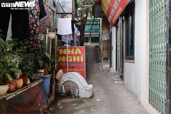 Nh&agrave; người sống chen với mộ người chết ngay giữa tấc đất tấc v&agrave;ng H&agrave; Nội - Ảnh 2.