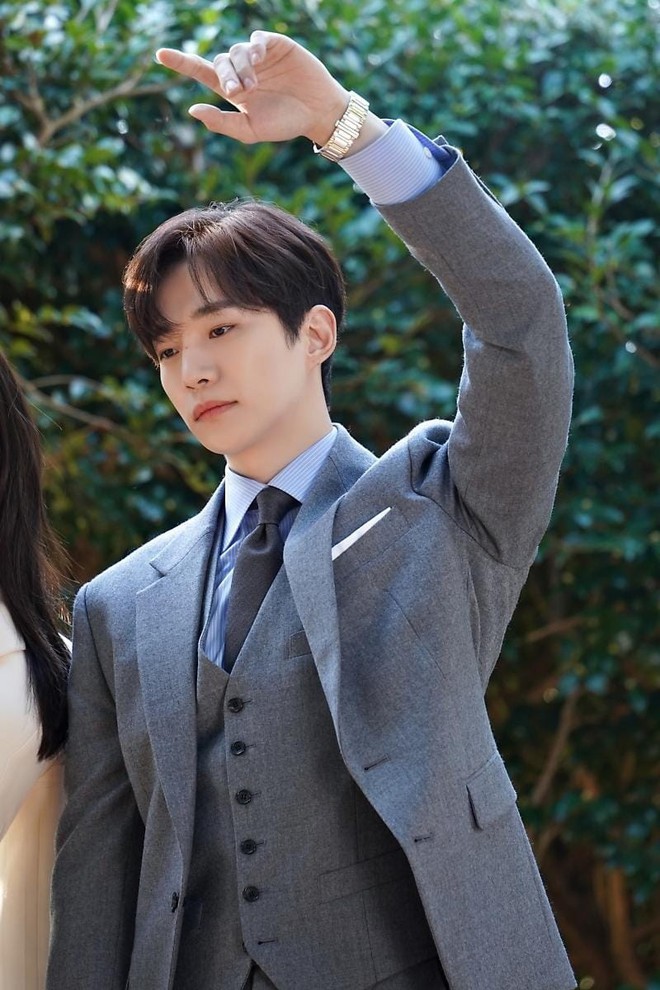 Cơ bụng 6 m&uacute;i của bạn trai Jisoo (BLACKPINK) - Ảnh 8.