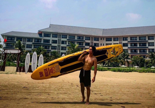 Danh t&iacute;nh anh đ&aacute;nh guitar &ldquo;hớp hồn&rdquo; netizen ở Rap Việt: Bạn th&acirc;n wokeup, đang học ở Mỹ bỏ về l&agrave;m nhạc - Ảnh 10.