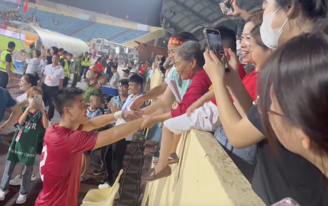 Quang Hải đổi áo với cầu thủ Palestine, Duy Mạnh được mẹ xoa đầu sau trận thắng của Đội tuyển Việt Nam - Ảnh 7.