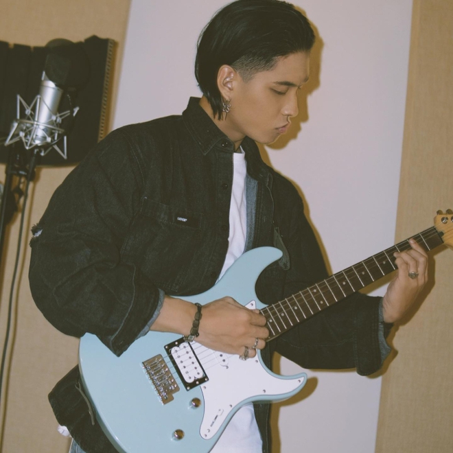 Danh t&iacute;nh anh đ&aacute;nh guitar &ldquo;hớp hồn&rdquo; netizen ở Rap Việt: Bạn th&acirc;n wokeup, đang học ở Mỹ bỏ về l&agrave;m nhạc - Ảnh 8.