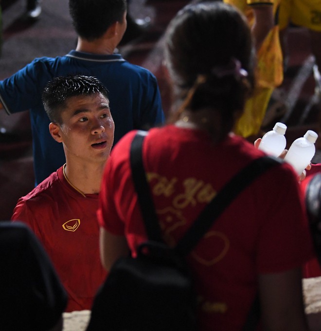 Quang Hải đổi áo với cầu thủ Palestine, Duy Mạnh được mẹ xoa đầu sau trận thắng của Đội tuyển Việt Nam - Ảnh 6.