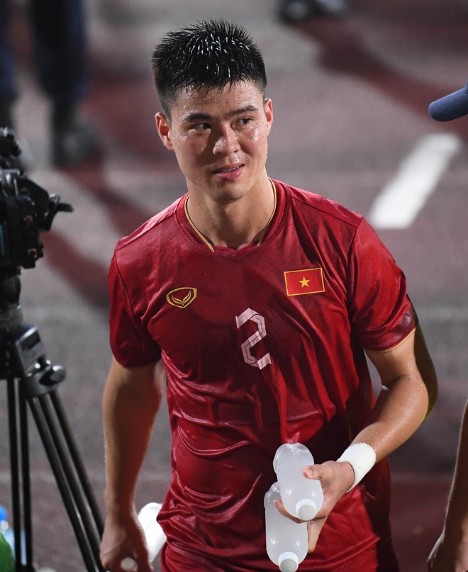 Quang Hải đổi áo với cầu thủ Palestine, Duy Mạnh được mẹ xoa đầu sau trận thắng của Đội tuyển Việt Nam - Ảnh 5.