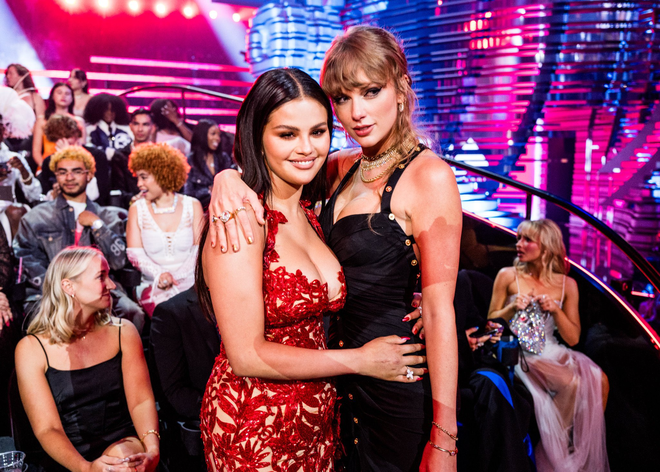 Siêu thảm hồng VMAs 2023: Taylor Swift diện style gợi cảm vẫn không bằng Selena Gomez, Shakira trẻ trung lấn át dàn sao - Ảnh 6.