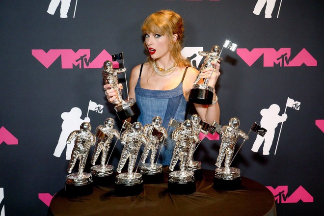 “Quẩy” VMAs quá nhiệt, Taylor Swift làm mất viên kim cương gần 400 triệu đồng - Ảnh 1.