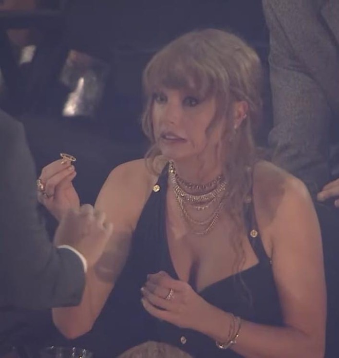 “Quẩy” VMAs quá nhiệt, Taylor Swift làm mất viên kim cương gần 400 triệu đồng - Ảnh 2.