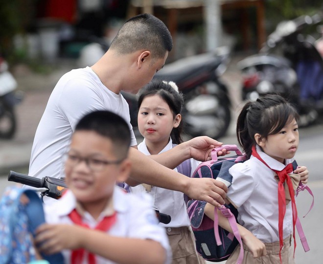 Phụ huynh méo mặt vì tiền đồng phục đầu năm của con tốn cả nửa tháng lương - Ảnh 1.