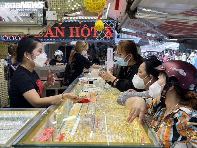 Mua v&agrave;ng hay gửi tiết kiệm ở ng&acirc;n h&agrave;ng lợi hơn? - Ảnh 1.