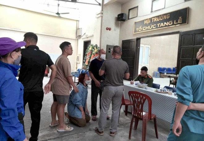 Cháy chung cư mini ở Hà Nội: Gia đình 8 người nhưng mới tìm thấy thi thể bé gái - Ảnh 3.