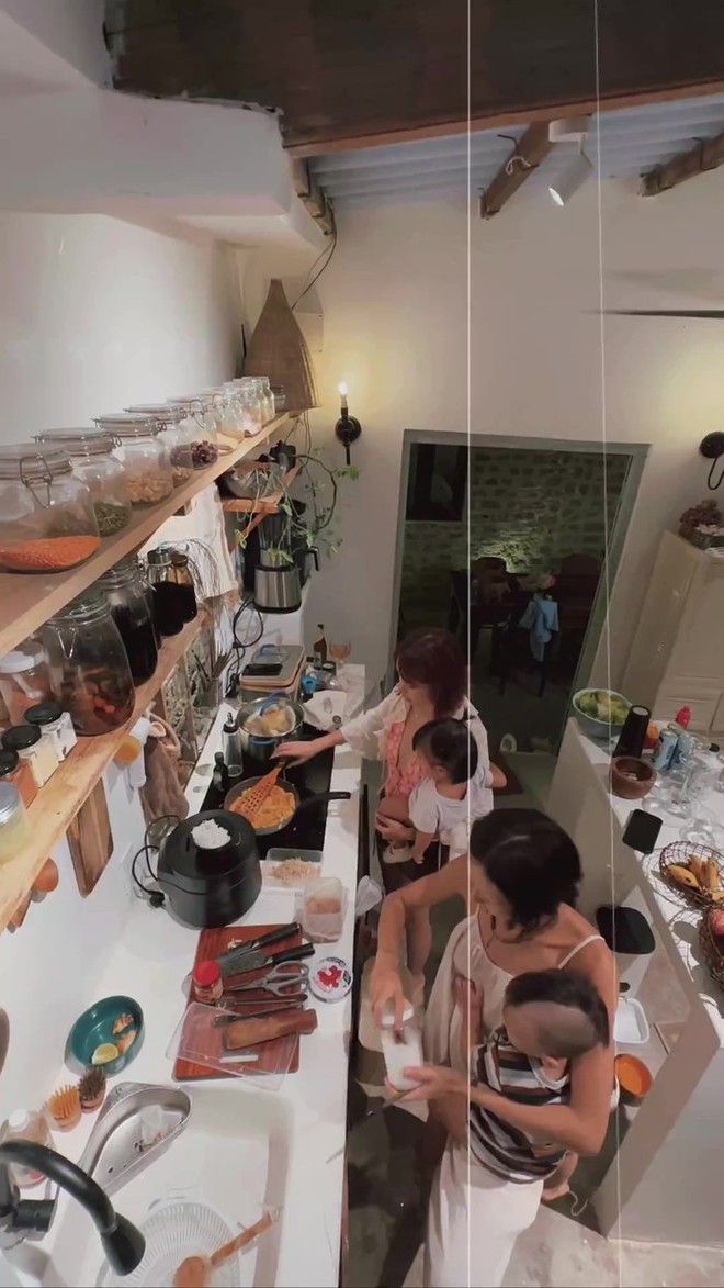 Thú vị gian bếp của vợ chồng Decao - Lâm Minh: Cửa sổ là máy hút mùi, bàn ăn có nơi ngắm cỏ lau - Ảnh 2.