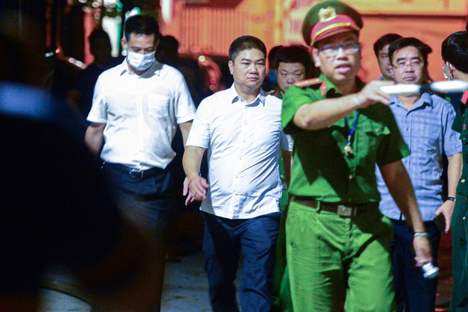 Hiện trường cháy chung cư mini ở Hà Nội: Nhiều người ngất xỉu, gấp rút thực hiện cứu hộ - Ảnh 6.