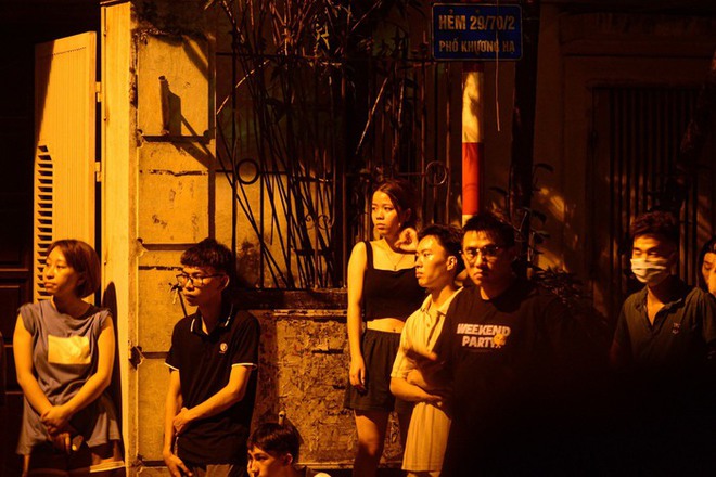 Hiện trường cháy chung cư mini ở Hà Nội: Nhiều người ngất xỉu, gấp rút thực hiện cứu hộ - Ảnh 5.