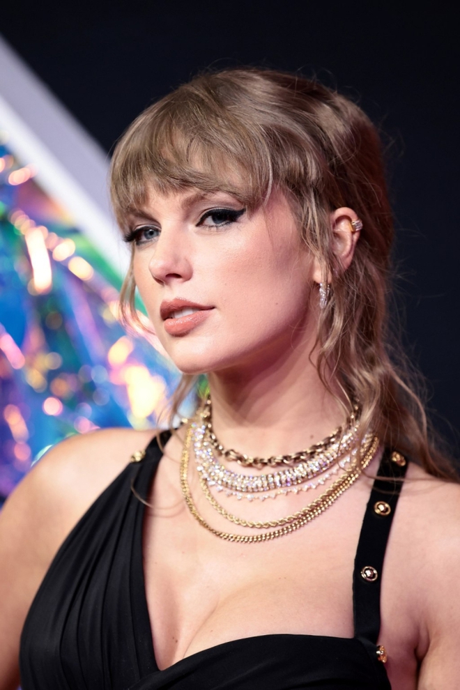 Nữ hoàng VMAs 2023 gọi tên Taylor Swift: Chặt chém trên thảm hồng, giật 9 chiếc cúp không bằng khoảnh khắc rơi nhẫn 400 triệu - Ảnh 6.