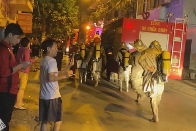Hiện trường ch&aacute;y chung cư mini ở H&agrave; Nội: Nhiều người ngất xỉu, gấp r&uacute;t thực hiện cứu hộ - Ảnh 4.