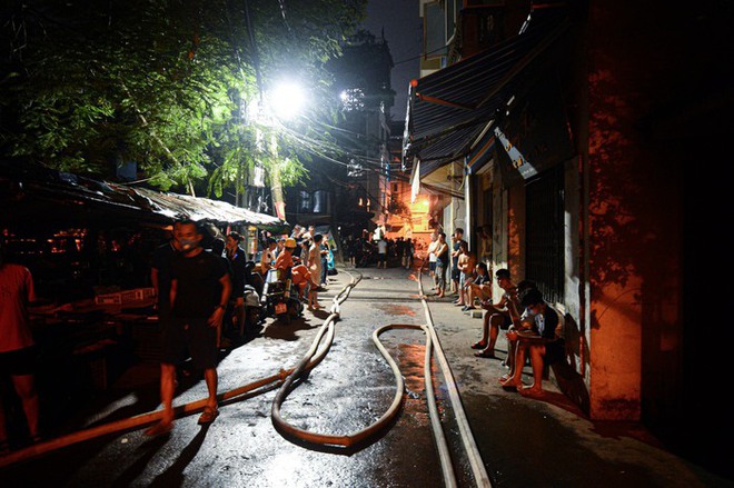 Hiện trường cháy chung cư mini ở Hà Nội: Nhiều người ngất xỉu, gấp rút thực hiện cứu hộ - Ảnh 1.