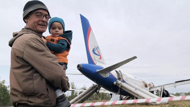 Nghe hành khách Nga kể về cú đáp máy bay giúp 160 người thoát chết - Ảnh 2.