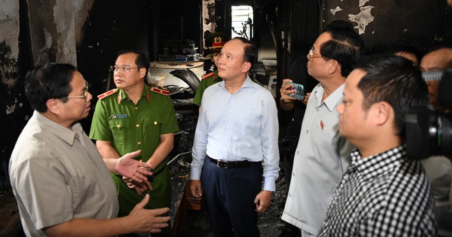 Thủ tướng trực tiếp đến hiện trường vụ ch&aacute;y chung cư mini ở H&agrave; Nội kiểm tra, chỉ đạo - Ảnh 1.