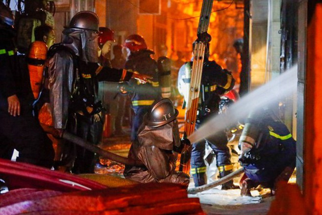 Hiện trường cháy chung cư mini ở Hà Nội: Nhiều người ngất xỉu, gấp rút thực hiện cứu hộ - Ảnh 11.