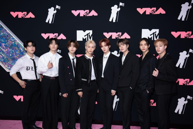 Loạt biểu cảm của Taylor Swift xem Stray Kids diễn tại VMAs: Các idol Kpop có làm nữ ca sĩ thích thú? - Ảnh 7.