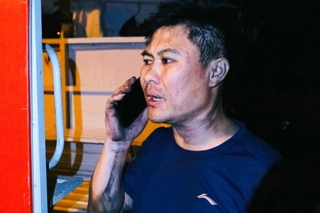 Hiện trường cháy chung cư mini ở Hà Nội: Nhiều người ngất xỉu, gấp rút thực hiện cứu hộ - Ảnh 9.