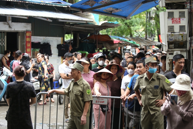 Vụ cháy chung cư mini ở Hà Nội: Những cuộc gọi chưa hồi âm, nhiều người nóng lòng chờ đợi - Ảnh 2.