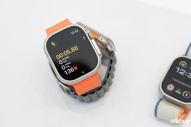 Cận cảnh Apple Watch Ultra 2 tại sự kiện ra mắt: Vẫn đẹp sang, cử chỉ &ldquo;bấm ng&oacute;n tay&rdquo; qu&aacute; tiện - Ảnh 4.